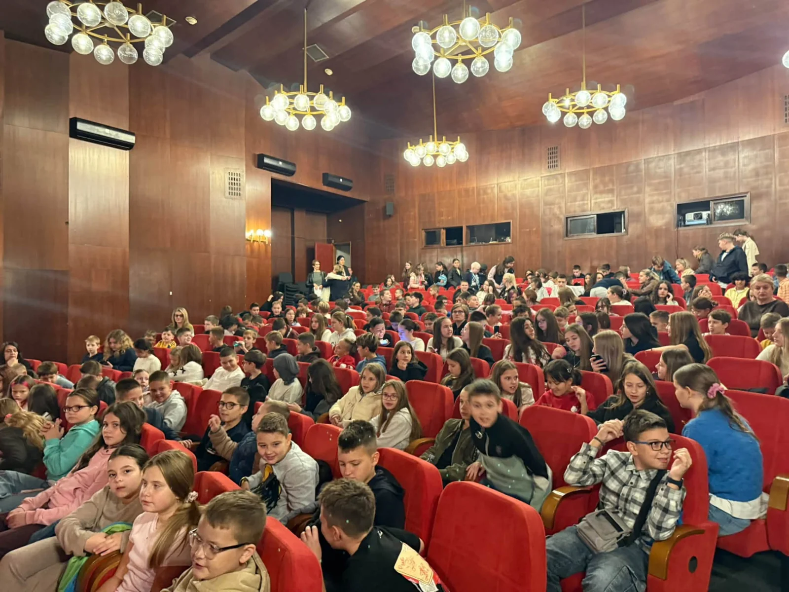 Brojni posjetioci u sali Pozorišta mladih Sarajevo